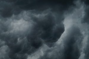 台風の暗い雲と雨